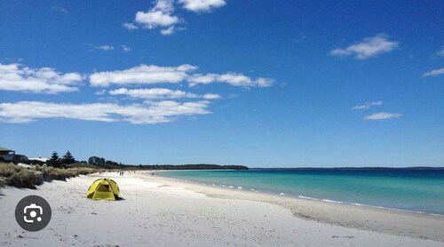 3 minute drive to the beach! Family home with a BBQ, boardgames, and a backyard.