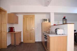 شقة مريحة - غرفتا نوم - يُسمح باصطحاب الحيوانات الأليفة - منظر للجبل | مطبخ خاص | ماكينة لصنع القهوة/الشاي، غلّاية كهربائية