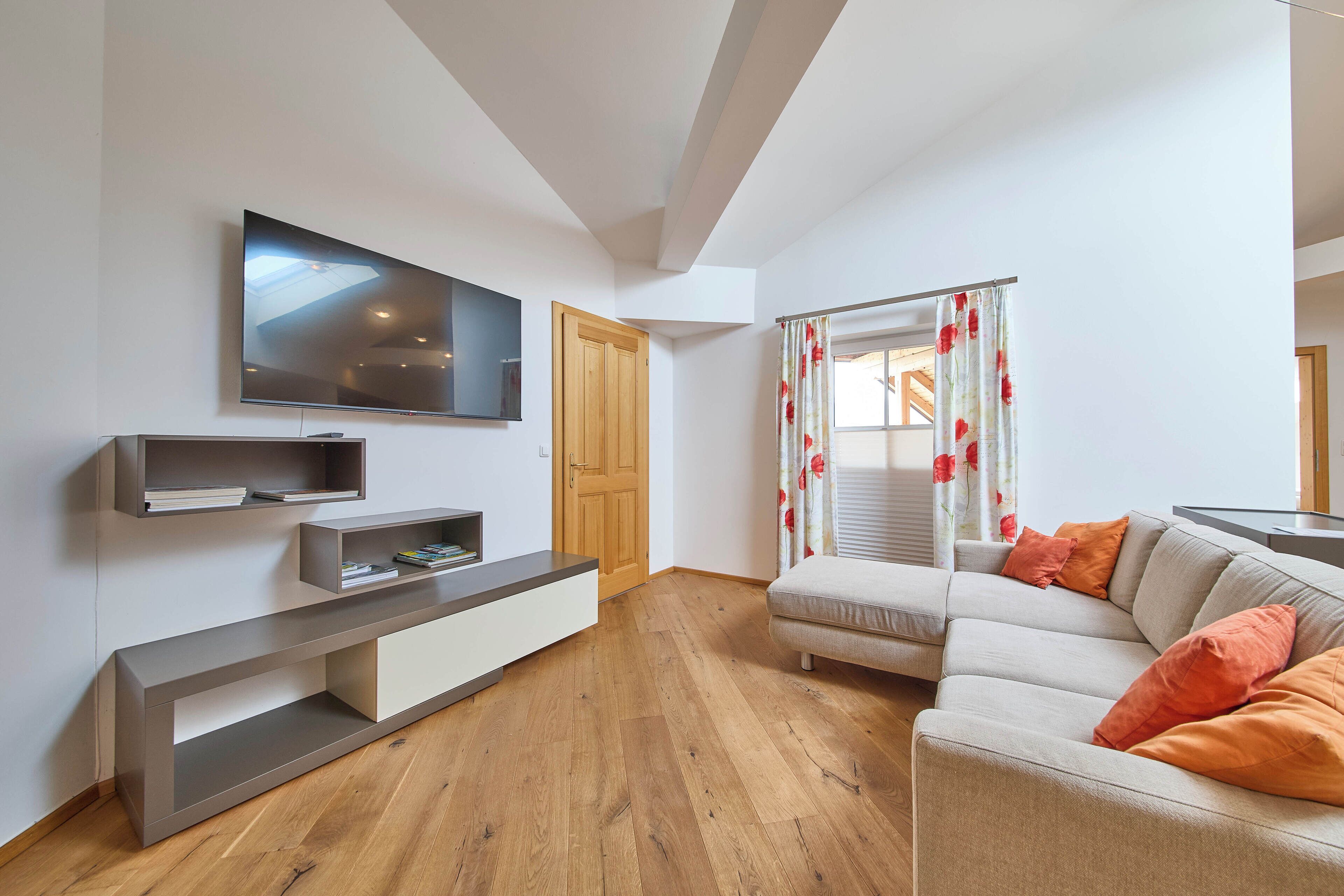 舒適公寓客房, 2 間臥室, 可攜帶寵物, 山景 | 起居區 | 50-吋平面電視，提供有線頻道