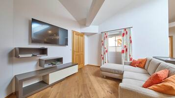 Comfort Condo, 2 Bedrooms, Pets allowed, Mountain View | Living area | 50-inch flat-screen TV with cable channels