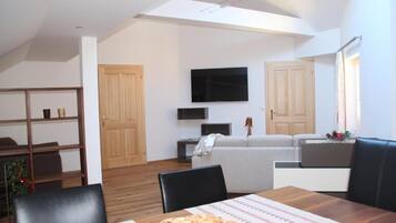 Comfort-Apartment, 2 Schlafzimmer, Haustiere gestattet, Bergblick | Wohnbereich | 50-Zoll-Flachbildfernseher mit Kabelempfang