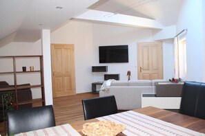 شقة مريحة - غرفتا نوم - يُسمح باصطحاب الحيوانات الأليفة - منظر للجبل | منطقة المعيشة | تلفزيون بشاشة مسطحة بحجم 50-بوصة يعرض قنوات تلفزيونية باشتراك مدفوع