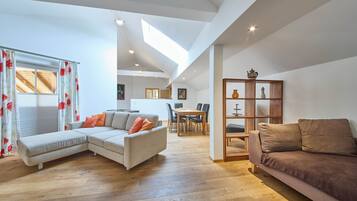 Comfort Condo, 2 Bedrooms, Pets allowed, Mountain View | Living area | 50-inch flat-screen TV with cable channels