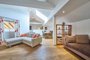 Apartamento Confort, 2 habitaciones, Se admiten mascotas, vistas a la montaña | Zona de estar | Televisión de pantalla plana de 50 pulgadas con canales por cable