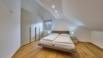 Comfort Condo, 2 Bedrooms, Pets allowed, Mountain View | Cots/infant beds, free WiFi, bed sheets