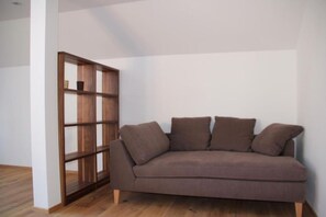 شقة مريحة - غرفتا نوم - يُس�مح باصطحاب الحيوانات الأليفة - منظر للجبل | منطقة المعيشة | تلفزيون بشاشة مسطحة بحجم 50-بوصة يعرض قنوات تلفزيونية باشتراك مدفوع