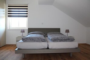 شقة مريحة - غرفتا نوم - يُسمح باصطحاب الحيوانات الأليفة - منظر للجبل | أسرّة أطفال/رضّع وواي فاي مجانًا وملاءات أسرّة