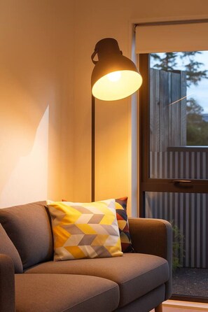 TV - Cozy 2BR in Waterview – Perfect for Work & Family (Waterview)