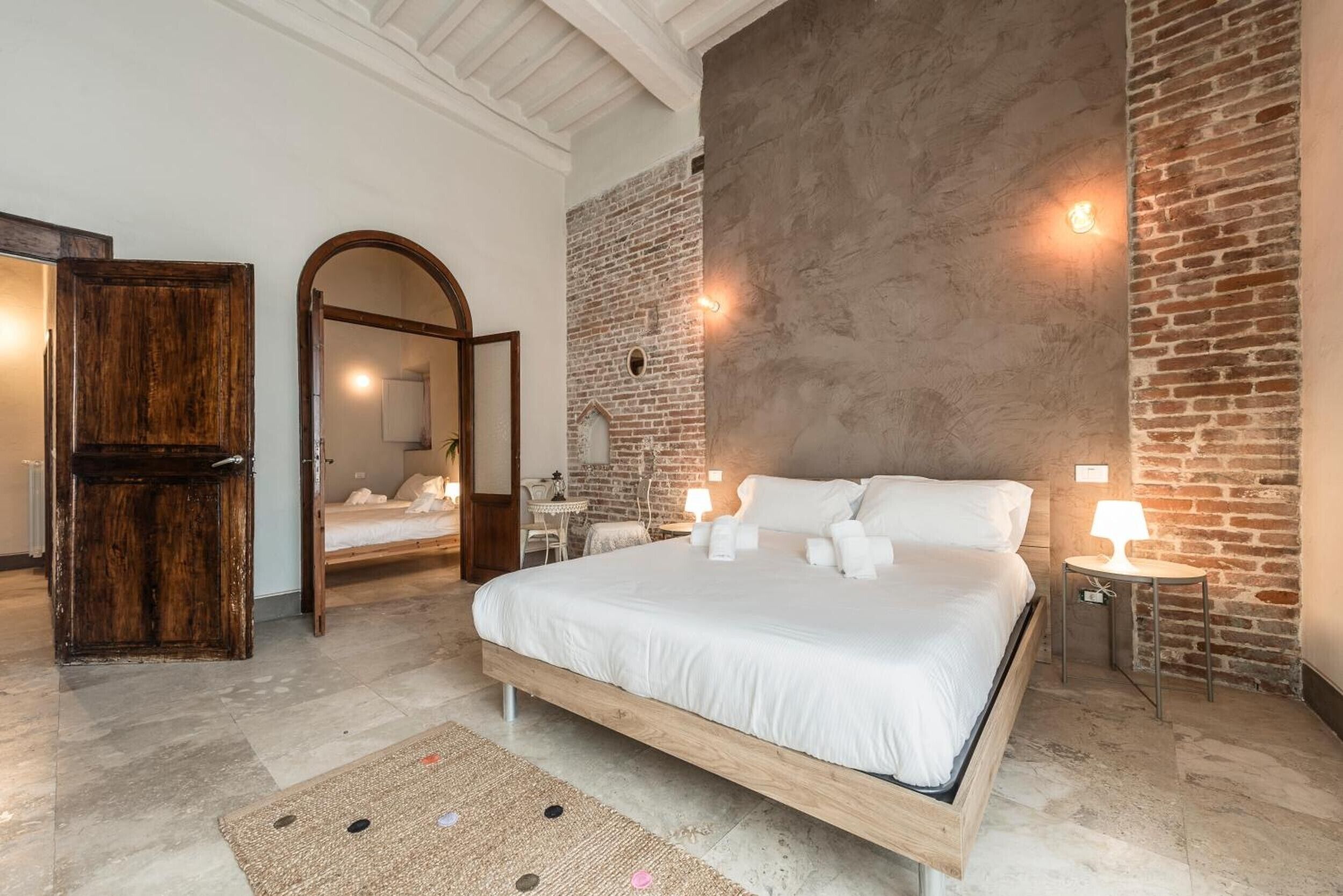 2 bedrooms, desk, WiFi, bed sheets