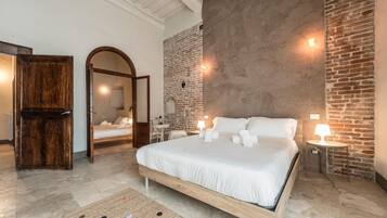 2 bedrooms, desk, WiFi, bed sheets