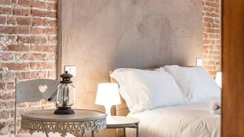 2 bedrooms, desk, WiFi, bed sheets