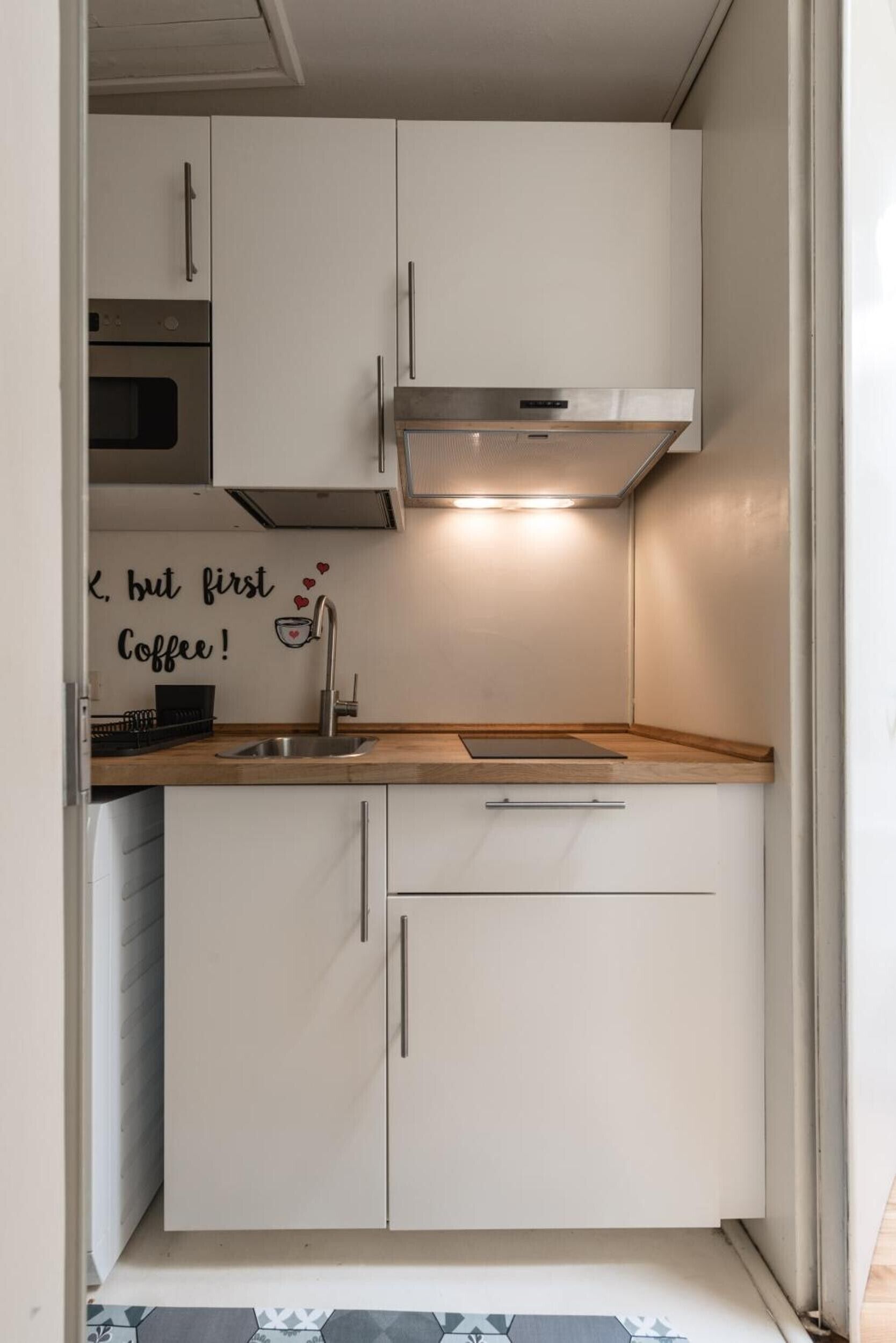 Køleskab, mikrobølgeovn, kogeplade, køkkentøj/tallerkener/redskaber