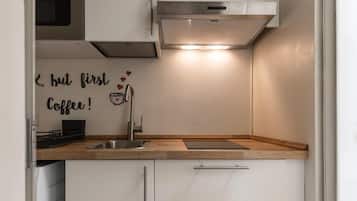 Køleskab, mikrobølgeovn, kogeplade, køkkentøj/tallerkener/redskaber