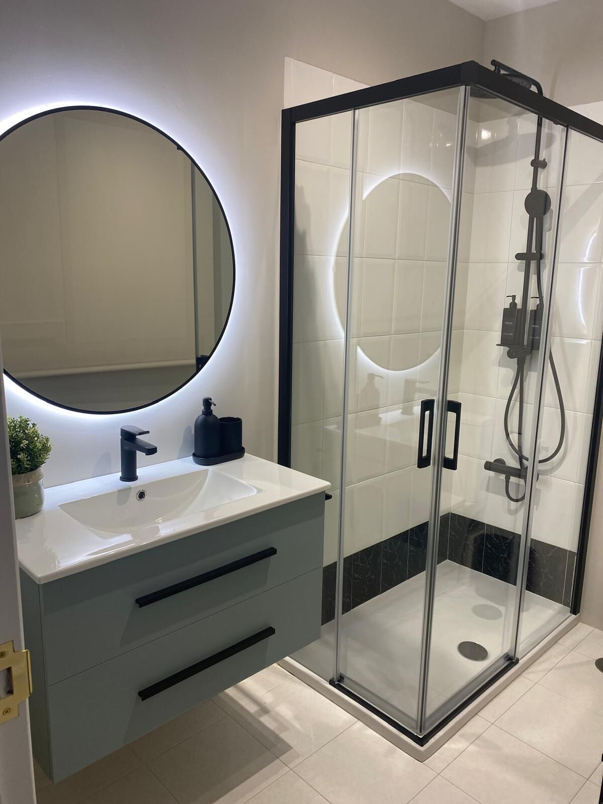 Ducha, secador de pelo, toallas, jabón