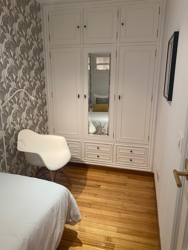 2 bedrooms, iron/ironing board, internet, bed sheets