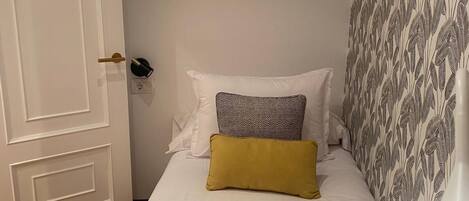 2 bedrooms, iron/ironing board, Internet, bed sheets