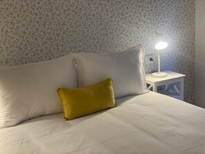 2 slaapkamers, een strijkplank/strijkijzer, internet, beddengoed