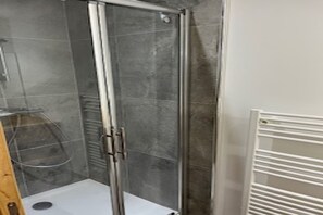 Regadera, toallas, papel de baño 