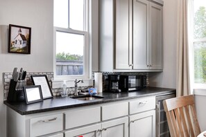 Mikrobølgeovn, kaffetrakter/tekoker, kjøkkenutstyr og spisebord