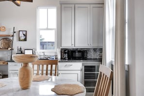 Microwave, coffee/tea maker, cookware/dishes/utensils, dining tables - Colorado - A Birdy Vacation Rental (Fredericksburg)
