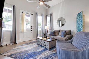 Smart TV, fireplace - Frio - A Birdy Vacation Rental (Fredericksburg)