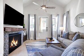 Smart TV, fireplace - Frio - A Birdy Vacation Rental (Fredericksburg)