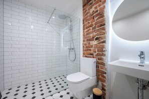 吹风机、毛巾、肥皂、卫生纸