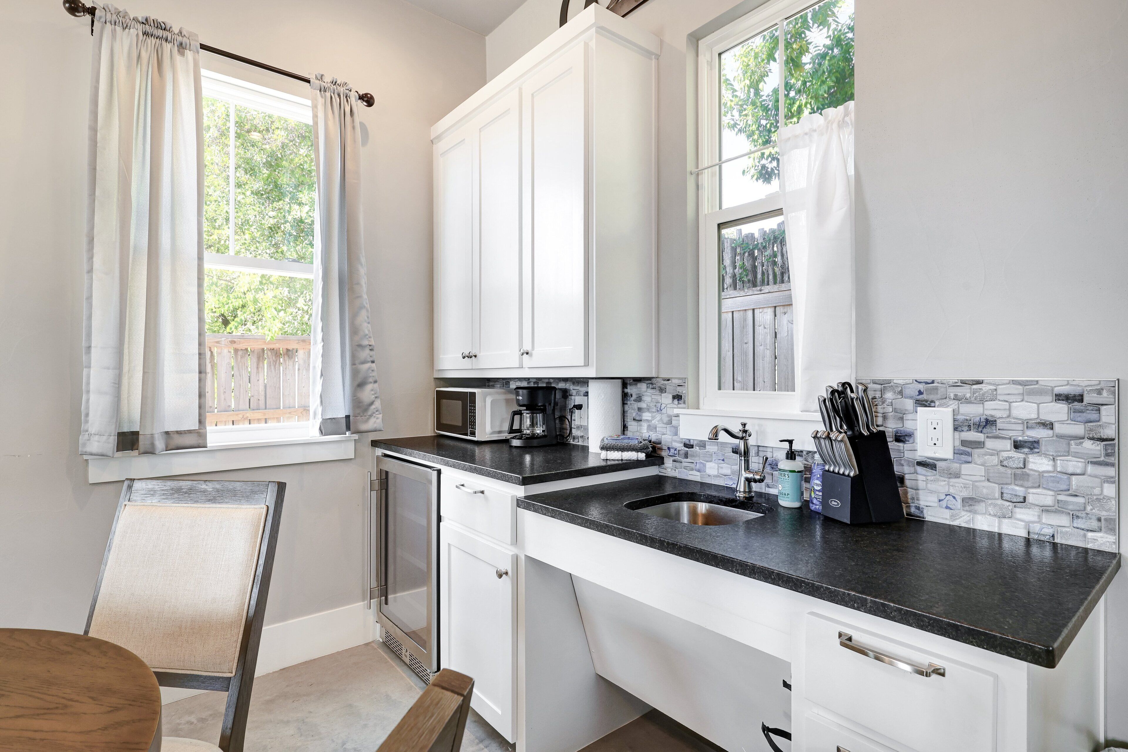 Réfrigérateur, micro-ondes, cafetière/bouilloire, tables à manger