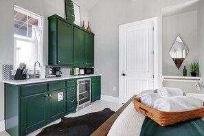 Kühlschrank, Mikrowelle, Wasserkocher mit Kaffee-/Teezubehör
