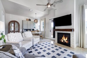 Smart TV, fireplace
