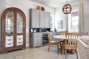 Dining - Rio Grande - A Birdy Vacation Rental (Fredericksburg)