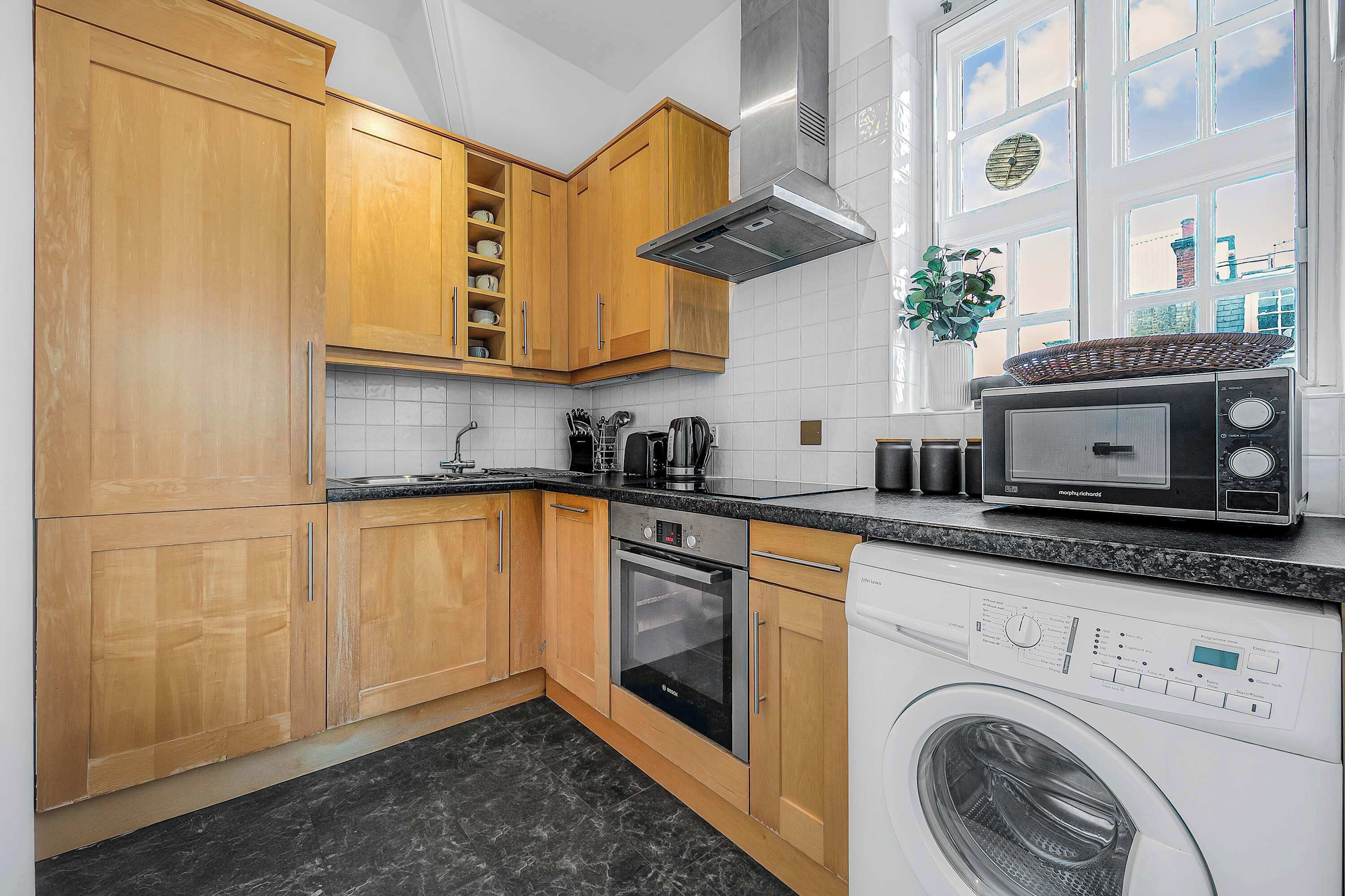 Kühlschrank, Mikrowelle, Herdplatte, Geschirrspüler