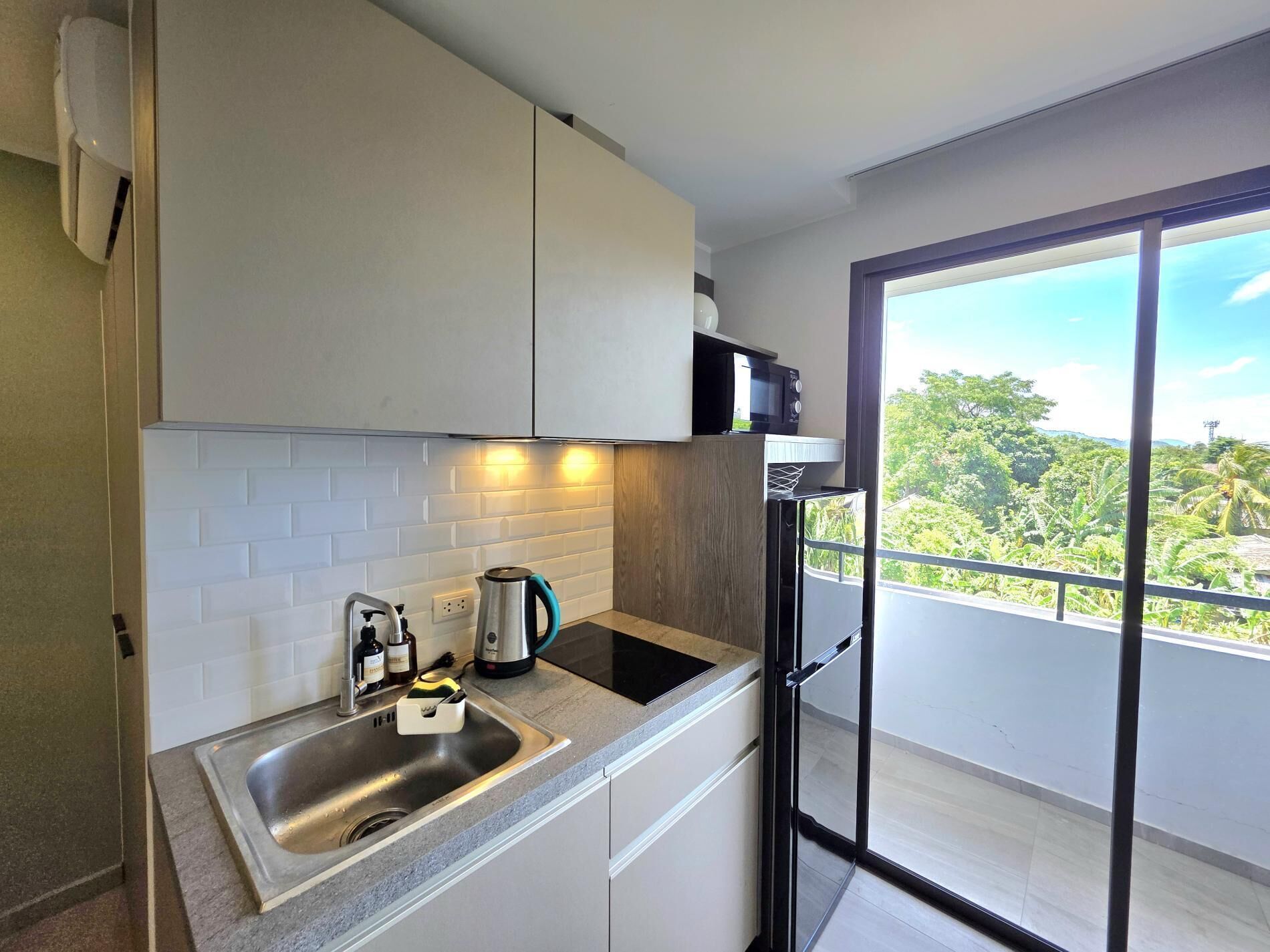 Apartment, Balcony | Private kitchenette | Electric kettle