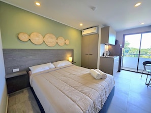 อพาร์ทเมนท์, ระเบียง | ตู้นิรภัยในห้องพัก, ผ้าม่านกันแสง, เตารีด/โต๊ะรีดผ้า, Wi-Fi ฟรี