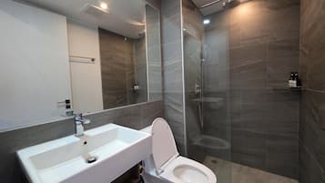 Apartment, Balcony | Bathroom