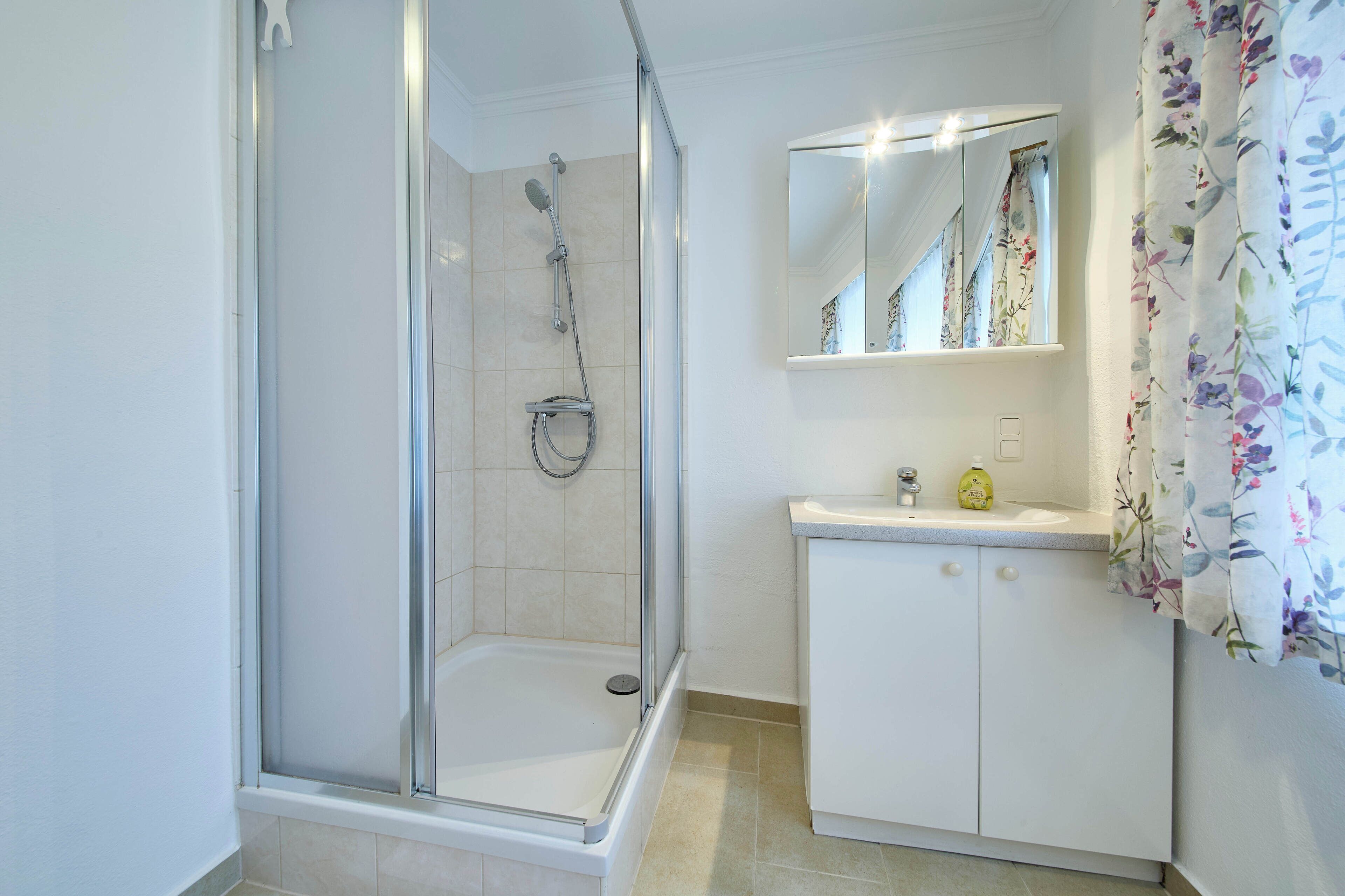 Condo tiện nghi đơn giản, 1 phòng ngủ, được phép mang theo vật nuôi, quang cảnh vườn | Phòng tắm