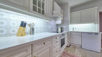 Comfort Condo, 1 Bedroom, Pets allowed, Garden View | Private kitchen | Coffee/tea maker, electric kettle