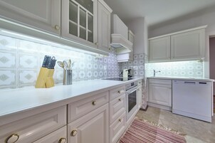 Apartamento Confort, 1 habitación, Se admiten mascotas, vistas al jardín | Cocina privada | Cafetera o tetera y hervidor eléctrico