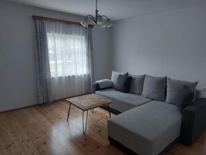 Comfort-Apartment, 1 Schlafzimmer, Haustiere gestattet, Gartenblick | Wohnbereich | 50-Zoll-Flachbildfernseher mit Kabelempfang