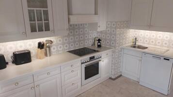 Condo tiện nghi đơn giản, 1 phòng ngủ, được phép mang theo vật nuôi, quang cảnh vườn | Bếp riêng | Dụng cụ pha cà phê/trà, ấm điện