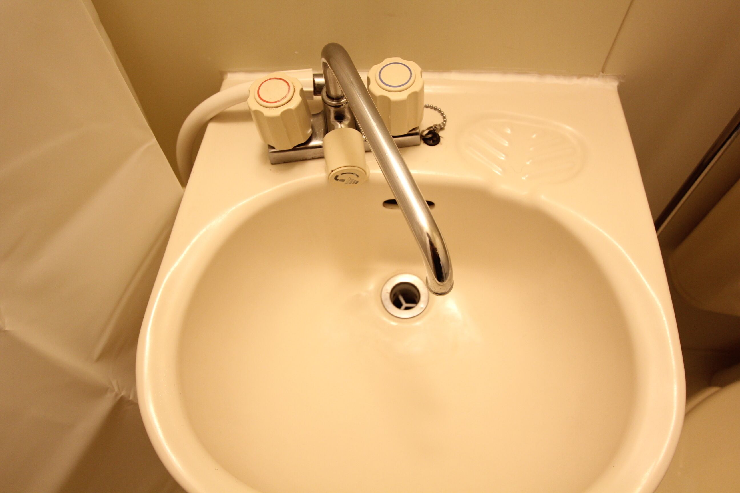 Secador de cabelo, toalhas de banho, sabonete, papel higiênico