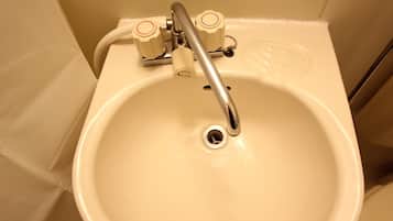 Secadora de cabello, toallas, jabón, papel de baño