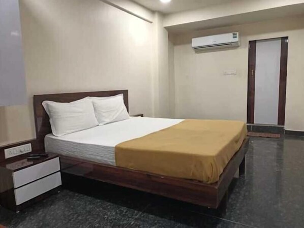 Double Room, City View | Desk, laptop workspace, free WiFi