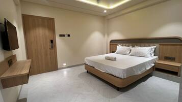 Double Room, City View | Desk, laptop workspace, free WiFi