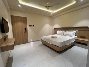 Dubbelrum - utsikt mot staden | Skrivbord, arbetsyta för laptop och gratis wi-fi