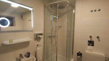 Dusj, hårføner, håndklær og toalettpapir