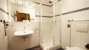 Dusche, Haartrockner, HandtĂŒcher, Toilettenpapier