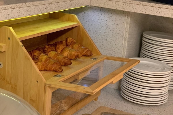 Tägliches Frühstücksbuffet (13 EUR pro Person)