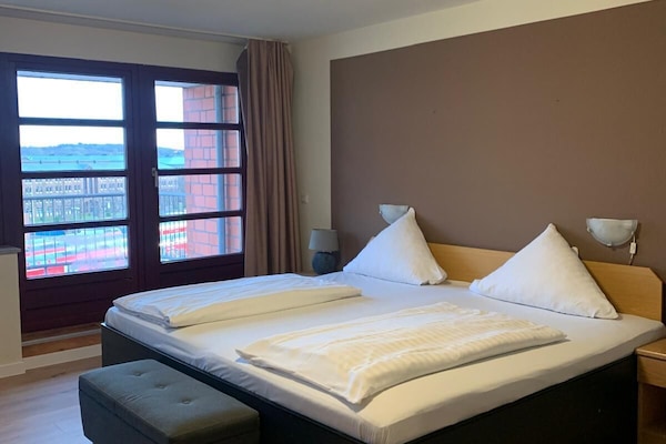 Caja de seguridad en la habitación y escritorio