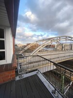 Caja fuerte, escritorio, espacio para trabajar con un portátil